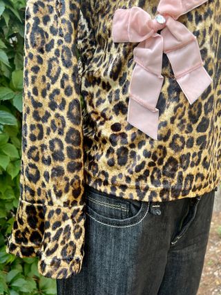 Blusa terciopelo elastico leopardo lazo rosa