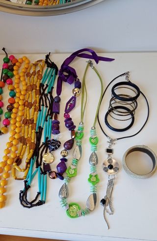 Lote: 11 collares y 7 pulseras