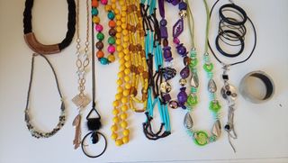 Lote: 11 collares y 7 pulseras