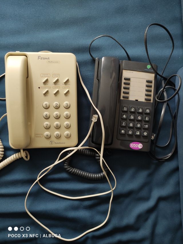 Dos teléfonos antiguos.