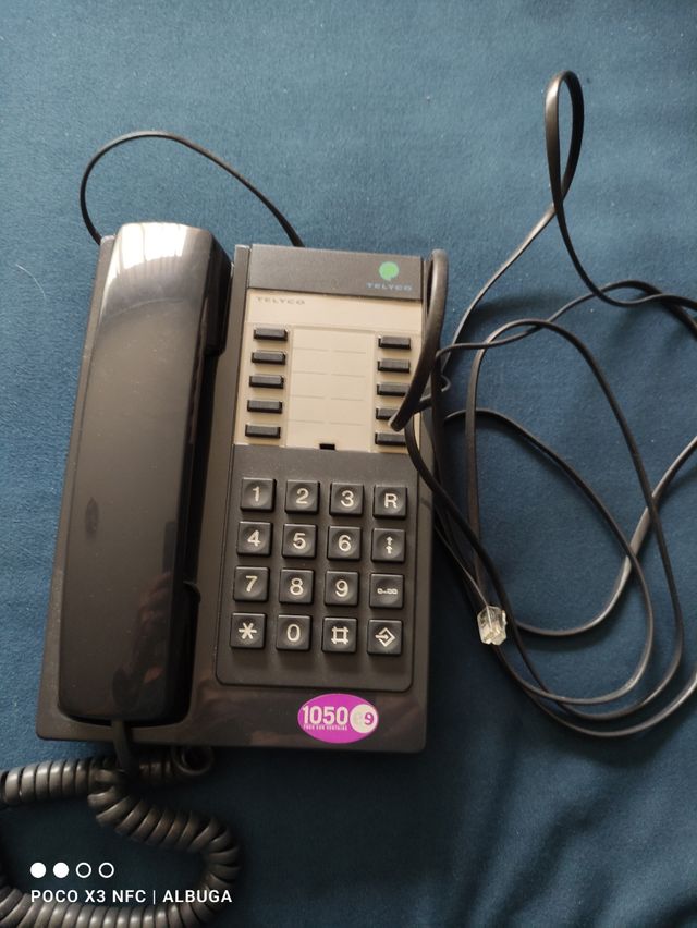 Dos teléfonos antiguos.