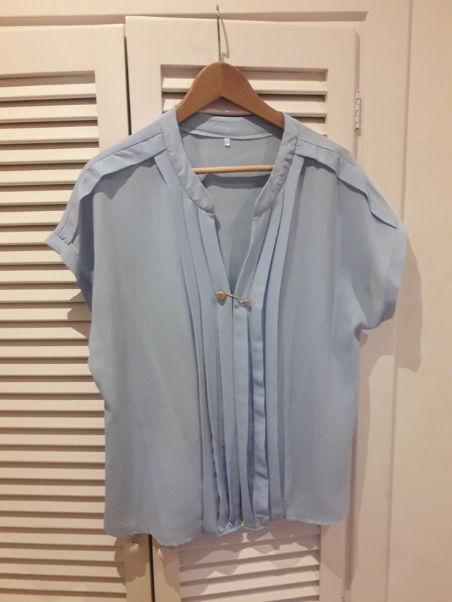 Sobrecamisa celeste con broche