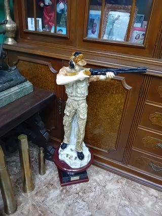 Figura de cazador muy grande