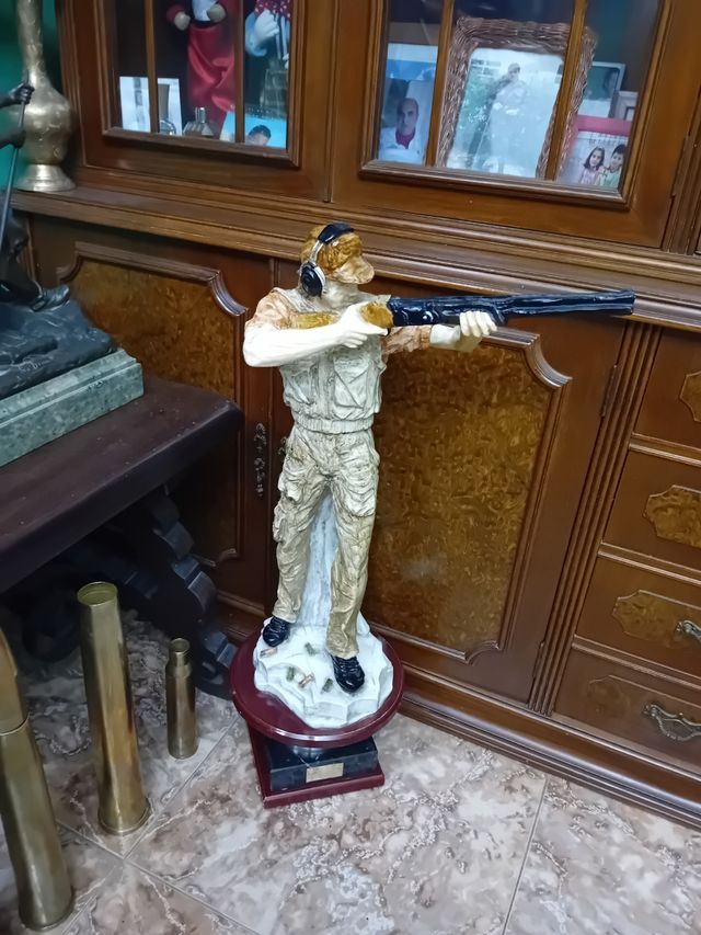Figura de cazador muy grande
