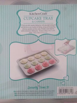 Molde de metal para 12 cupcakes con tapa