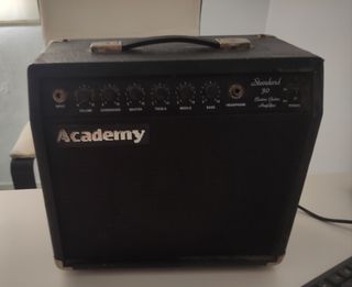 Amplificador Academy, que incluye cable guitarra