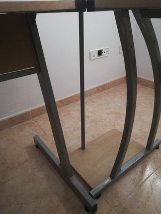 Mesa escritorio para ordenador.