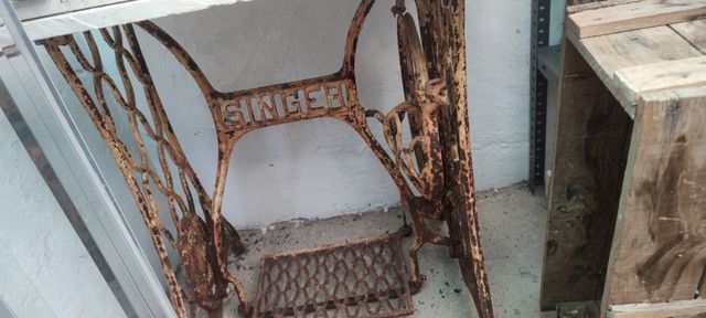 DOS MESAS SINGER CON TABLA DE MÁRMOL