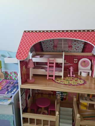 GRAN CASA DE MUÑECAS DE MADERA. CON LUZ.