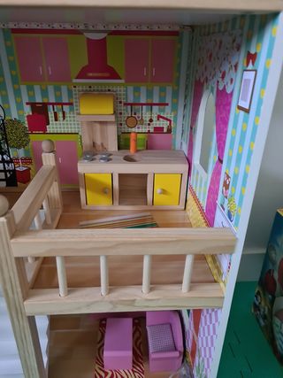 GRAN CASA DE MUÑECAS DE MADERA. CON LUZ.