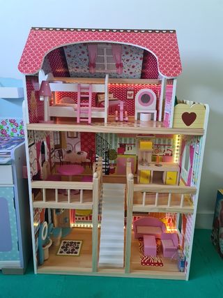 GRAN CASA DE MUÑECAS DE MADERA. CON LUZ.