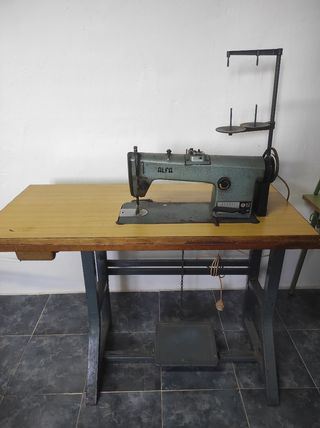 Maquina de coser de la marca alfa