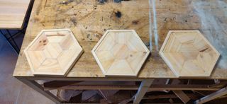 GUNNSTEINN: Hexagonos decorativos de madera