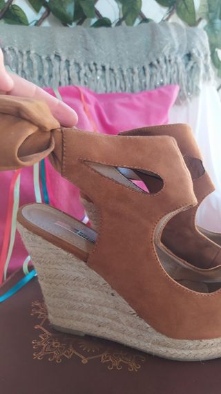 Cuñas zuecos camel