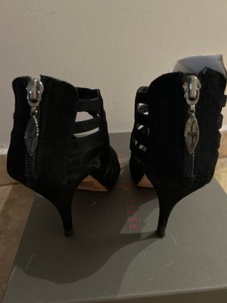 zapatos de lujo, negros de ante. Rebeca Sanver