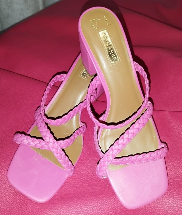 Zapatos tacón rosas fucsia.