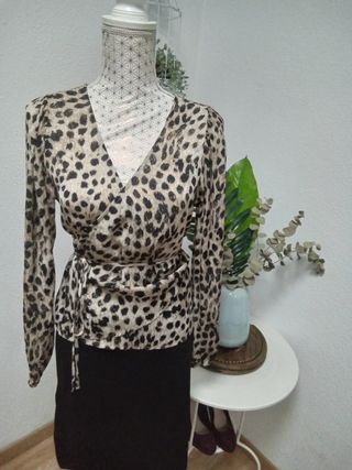 Camisa cruzada animal-print, marca H&M