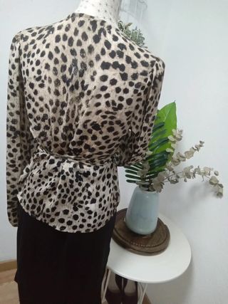 Camisa cruzada animal-print, marca H&M
