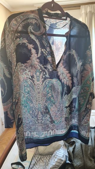 Blusa azul estampada