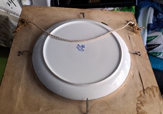 Cuadro antiguo con plato  encastrado