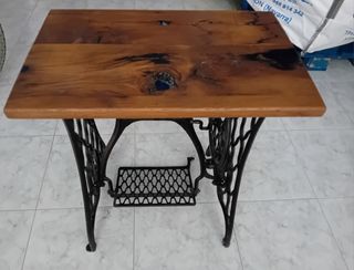 Maquina de cocer antigua convertida en mesa