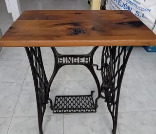 Maquina de cocer antigua convertida en mesa