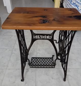 Maquina de cocer antigua convertida en mesa