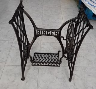 Maquina de cocer antigua convertida en mesa