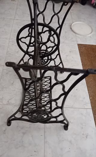 Maquina de cocer antigua convertida en mesa