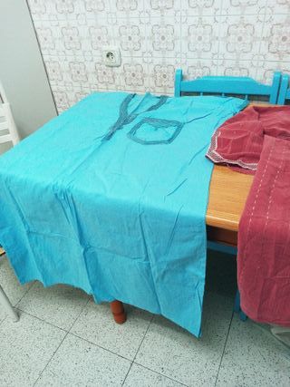 Chilaba rosa palo y otra azul claro