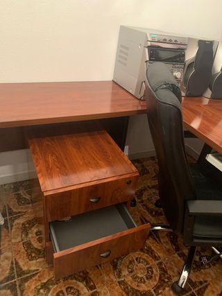Mesa y armario para oficina