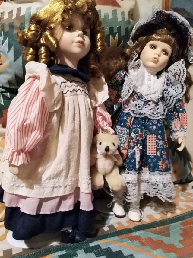 dos muñecas antiguas