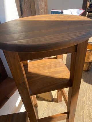 Mesa alta redonda con dos sillas