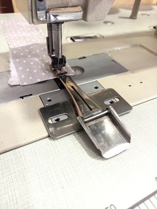 Embudo para maquina de dos agujas