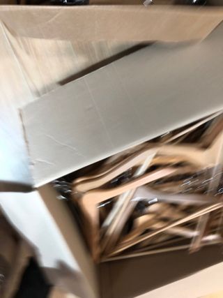 210 perchas de madera