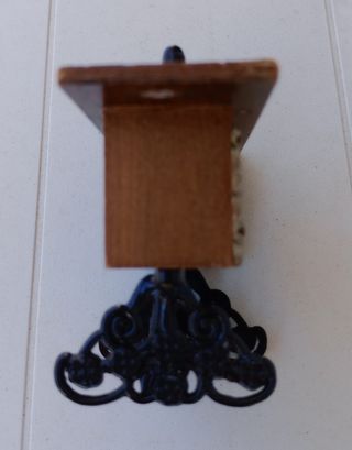 Máquina de coser para casa de muñecas