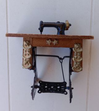 Máquina de coser para casa de muñecas