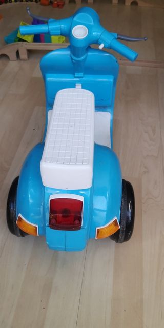 Moto vespa antigua para niños con motor