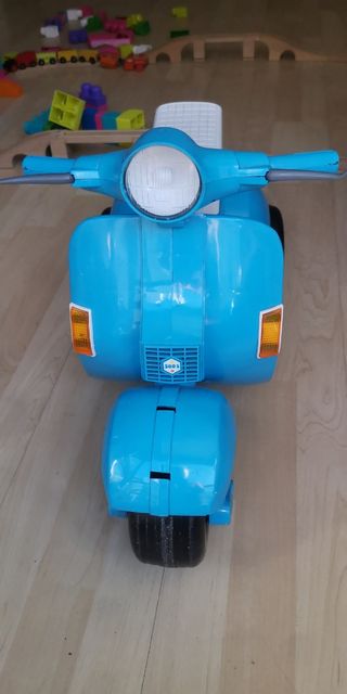 Moto vespa antigua para niños con motor