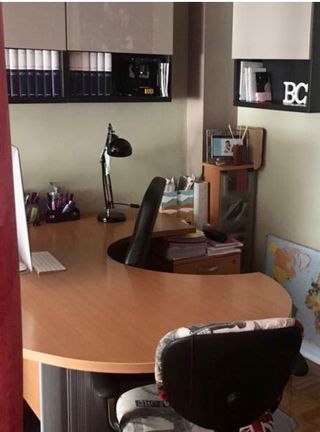 escritorio , archivador y cajonera de oficina