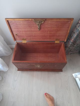 Baul de maderas con figuras dibujadas