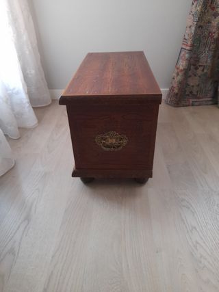 Baul de maderas con figuras dibujadas
