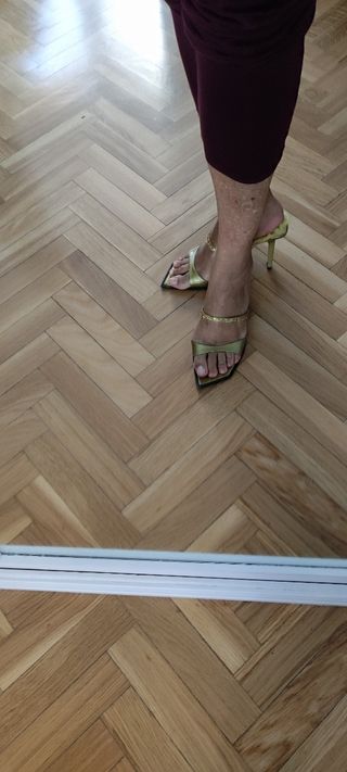 Sandalias de fiesta doradas piel. diseño italiano