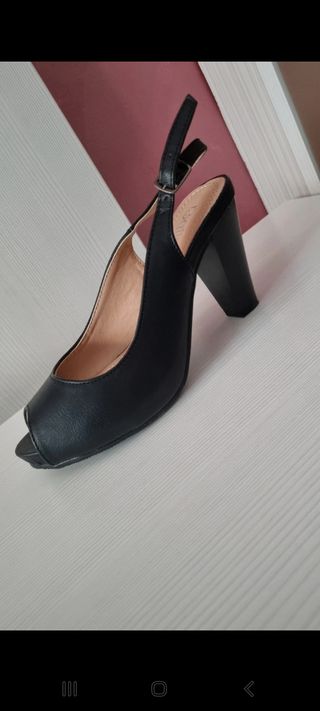 Zapato negro de tacon