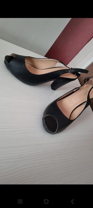 Zapato negro de tacon