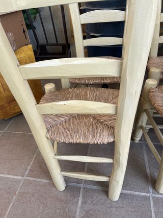 Sillas de enea talladas a mano