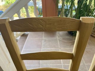 Sillas de enea talladas a mano