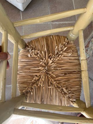 Sillas de enea talladas a mano