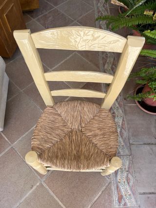 Sillas de enea talladas a mano