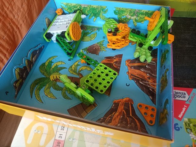 Juego de montar con motor y movimientos.